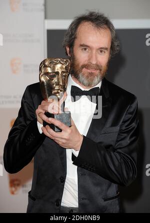 ** SOGGETTO A EMBARGO: NON PER PUBBLICAZIONE PRIMA DELLE 2130 GMT DOMENICA APR. 26 2009 ** Stephen Dillane con il premio come miglior attore al British Academy Television Awards al Royal Festival Hall nel centro di Londra. Foto Stock