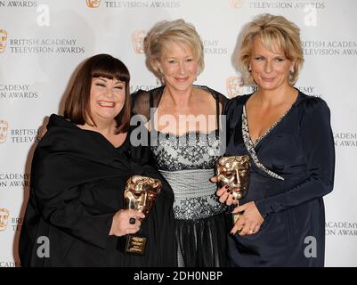 Dawn French (a sinistra) e Jennifer Saunders (a destra) ricevono il premio Academy Fellowship dalla presentatrice Dame Helen Mirren ai British Academy Television Awards al Royal Festival Hall nel centro di Londra. Foto Stock