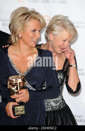 Jennifer Saunders (a sinistra) riceve il premio Academy Fellowship dal presentatore Dame Helen Mirren (a destra) al British Academy Television Awards al Royal Festival Hall nel centro di Londra. Foto Stock