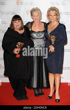 Dawn French (a sinistra) e Jennifer Saunders (a destra) ricevono il premio Academy Fellowship dalla presentatrice Dame Helen Mirren ai British Academy Television Awards al Royal Festival Hall nel centro di Londra. Foto Stock