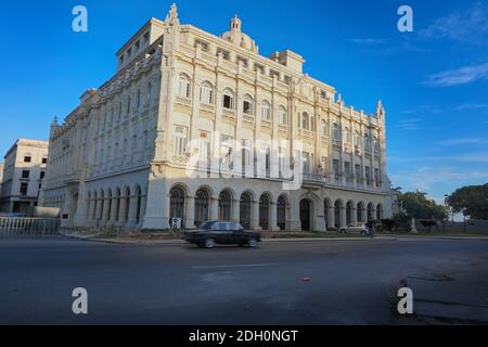 Il Museo della Rivoluzione è il primo Palazzo Presidenziale e Plaza 13 de Mazo a l'Avana, Cuba. Foto Stock