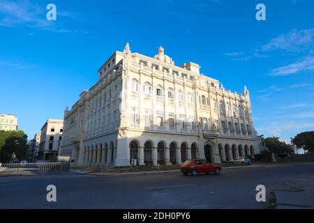 Il Museo della Rivoluzione è il primo Palazzo Presidenziale e Plaza 13 de Mazo a l'Avana, Cuba. Foto Stock