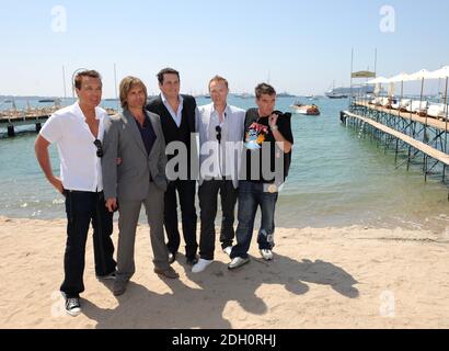 (L-R) Martin Kemp, Steve Norman, Tony Hadley, Gary Kemp e John Keeble di Spandau Ballet in occasione di una fotocellula tenuta a Nikki Beach durante il 62° Festival de Film di Cannes. Foto Stock