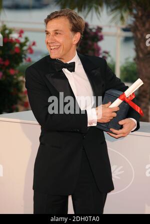 L'attore austriaco Christoph Waltz si presenta con il premio Best Actor ricevuto per il film 'Inglourious Basterds', in una foto call dopo la cerimonia di premiazione, durante il 62esimo festival internazionale del cinema a Cannes, Francia meridionale, domenica 24 maggio 2009. Foto Stock