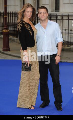 Rosie Huntington Whiteley e Tyrone Wood arrivano alla Royal Academy of Arts Summer Exhibition Preview Party 2009 alla Royal Academy, Burlington House a Piccadilly, Londra. Foto Stock