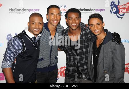 (L-R) Jonathan Gill, Marvin Humes, Oritse Williams e Aston Merricoro di JLS nella rassegna stampa al Capital 95.8 Summertime Ball con Barclaycard all'Emirates Stadium di Londra. Foto Stock