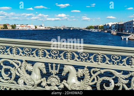 Neva. Ringhiera del ponte Blagoveshchensk. San Pietroburgo. Foto Stock