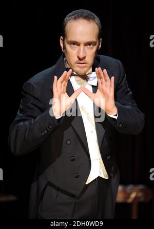 Derren Brown sul palco per lo spettacolo "Enigma" all'Adelphi Theatre, The Strand, Londra Foto Stock