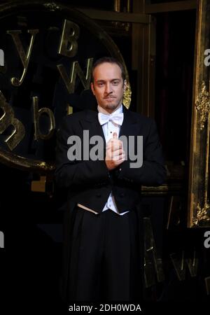 Derren Brown sul palco per lo spettacolo "Enigma" all'Adelphi Theatre, The Strand, Londra Foto Stock