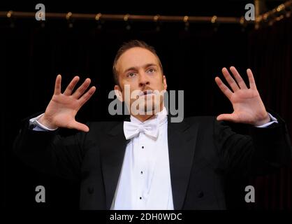 Derren Brown sul palco per lo spettacolo "Enigma" all'Adelphi Theatre, The Strand, Londra Foto Stock