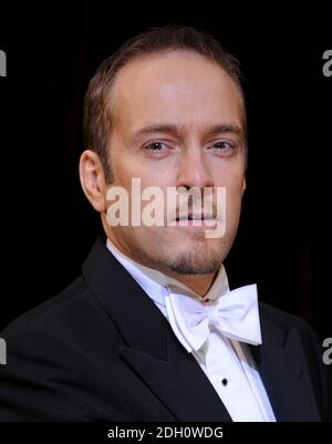 Derren Brown sul palco per lo spettacolo "Enigma" all'Adelphi Theatre, The Strand, Londra Foto Stock