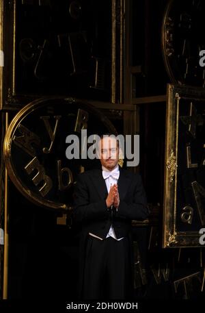 Derren Brown sul palco per lo spettacolo "Enigma" all'Adelphi Theatre, The Strand, Londra Foto Stock