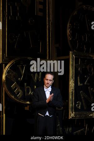 Derren Brown sul palco per lo spettacolo "Enigma" all'Adelphi Theatre, The Strand, Londra Foto Stock