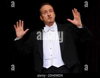 Derren Brown sul palco per lo spettacolo "Enigma" all'Adelphi Theatre, The Strand, Londra Foto Stock