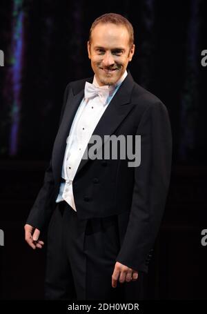 Derren Brown sul palco per lo spettacolo "Enigma" all'Adelphi Theatre, The Strand, Londra Foto Stock