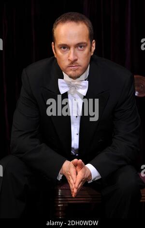 Derren Brown sul palco per lo spettacolo "Enigma" all'Adelphi Theatre, The Strand, Londra Foto Stock