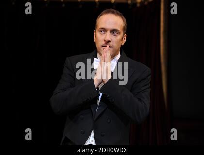 Derren Brown sul palco per lo spettacolo "Enigma" all'Adelphi Theatre, The Strand, Londra Foto Stock