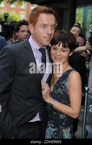 Damian Lewis e la moglie Helen McCrory arrivano al Sadlers Wells Theatre di Islington, a nord di Londra, mentre il Ballet Nazionale Inglese celebra il centenario della compagnia di ballo Ballets Russes con un programma diviso dei suoi spettacoli, tra cui Les Sylphides e Scheherazade. Foto Stock