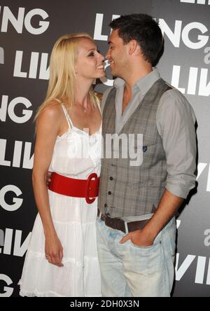 Camilla Dallerup e Kevin Sacre partecipano al lancio del programma della Living TV Summer 2009 alla Somerset House, The Strand, Londra. Foto Stock