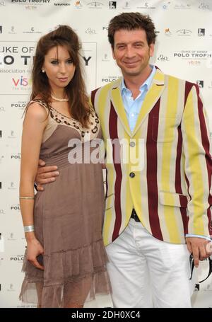 Nick Knowles e ospite ritratto all'apertura del 'Duke of Essex Polo Trophy', Essex, Inghilterra. Foto Stock