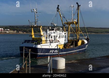 Barca da pesca che lascia il porto di Newlyn Penzance Cornwall UK Foto Stock