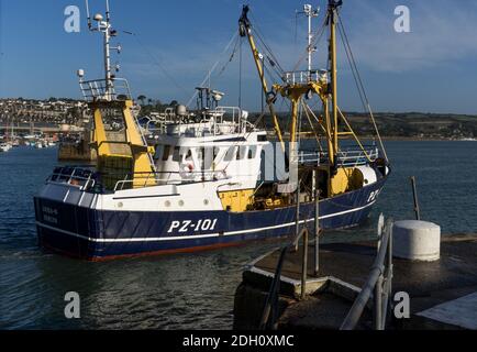 Barca da pesca che lascia il porto di Newlyn Penzance Cornwall UK Foto Stock