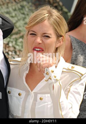 Siena Miller durante una fotocellula per promuovere il suo film G.I. Joe at HMS Belfast, The Thames, London Bridge, Londra. Foto Stock