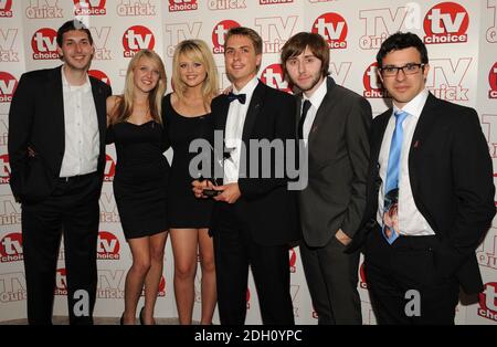 Il cast degli Inbetweeners (da sinistra a destra, Blake Harrison, Emily Head, Emily Atack, Joe Thomas, James Buckley e Simon Bird) con il premio Best Comedy Show al Dorchester Hotel, Park Lane, Londra Foto Stock