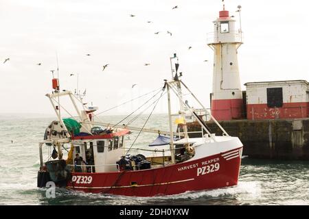 Barca da pesca che ritorna al porto di Newlyn Penzance Cornwall UK Foto Stock