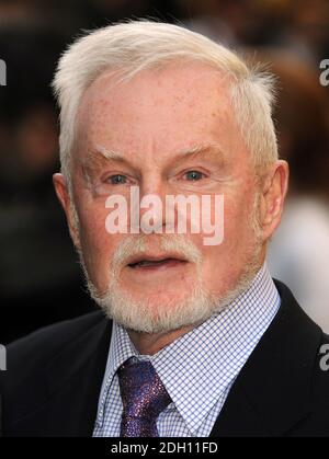 Sir Derek Jacobi arriva alla prima di 'Marris, A Life with Bells on', al Prince Charles Cinema in Leicester Square, nel centro di Londra. Foto Stock