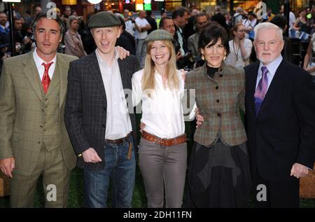 (l-r) Greg Wise, Chaz Oldham, Lucy Akhurst, Harriet Walter e Sir Derek Jacobi arrivano alla prima di 'Marris, A Life with Bells on', al Prince Charles Cinema di Leicester Square, nel centro di Londra. Foto Stock