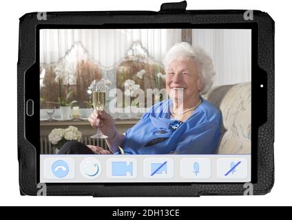 Isolated PC Tablet mostra un'app progettata per le videochiamate da persone anziane. I pulsanti sono grandi e chiari. Sullo schermo è un allegro s Foto Stock