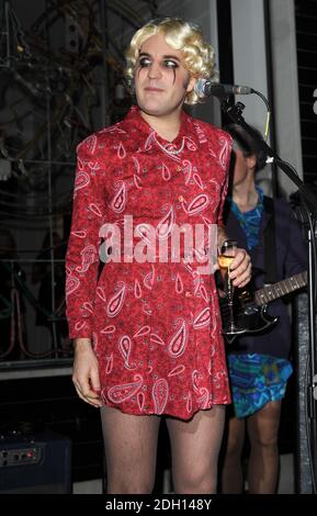 Noel Fielding, Julian Barratt e altri membri del Mighty Boosh accendono le luci di Natale al negozio Stella McCartney, Bruton St, Londra. Foto Stock