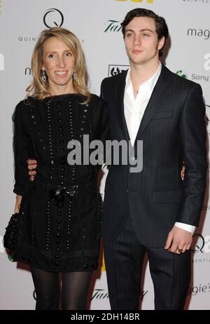 Sam Taylor- Wood e la fidanzata Aaron Taylor-Johnson arrivano per la prima volta in beneficenza di Nowhere Boy, ospitata da Quintessically, al BAFTA di Piccadilly, Londra. Foto Stock
