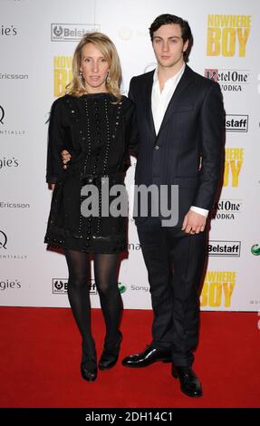 Sam Taylor- Wood e la fidanzata Aaron Taylor-Johnson arrivano per la prima volta in beneficenza di Nowhere Boy, ospitata da Quintessically, al BAFTA di Piccadilly, Londra. Foto Stock