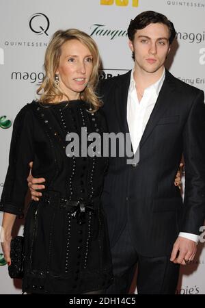 Sam Taylor- Wood e la fidanzata Aaron Taylor-Johnson arrivano per la prima volta in beneficenza di Nowhere Boy, ospitata da Quintessically, al BAFTA di Piccadilly, Londra. Foto Stock