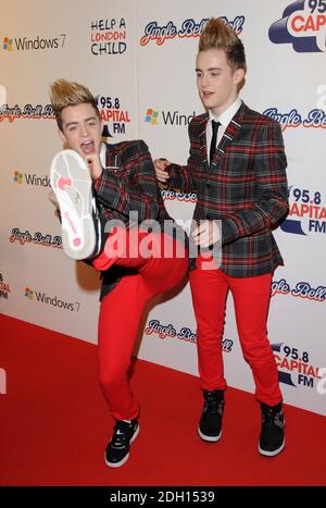 **SOLO PER USO EDITORIALE** John ed Edward Grimes, aka Jedward, nella sala stampa della sfera della Campana di Jingle della capitale FM all'Arena O2 di Londra. Foto Stock