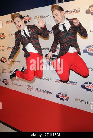 **SOLO PER USO EDITORIALE** John ed Edward Grimes, aka Jedward, nella sala stampa della sfera della Campana di Jingle della capitale FM all'Arena O2 di Londra. Foto Stock