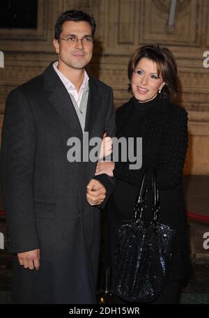 Natasha Kaplinsky e suo marito Justin Bower arrivano al Cirque Du Soleil prima di Varekai, la Royal Albert Hall, Kensington, Londra. Foto Stock