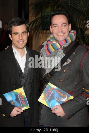 Rigorosamente vengono Dancing's Craig Revel Horwood (a destra) e il suo ragazzo Grant MacPherson che arrivano al Cirque Du Soleil prima di Varekai, la Royal Albert Hall, Kensington, Londra. Foto Stock