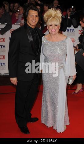 Barbara Windsor e il marito Scott Mitchell arrivano al National Television Awards all'O2 Arena di Londra Foto Stock