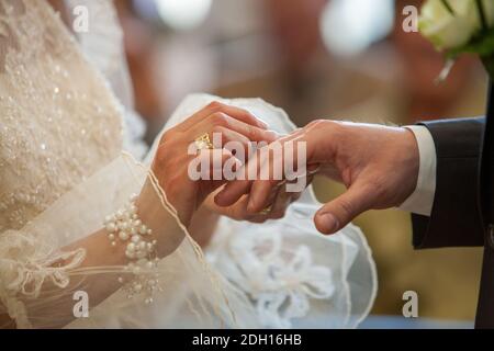 Scambio di sposi e sposi degli anelli di nozze Foto Stock