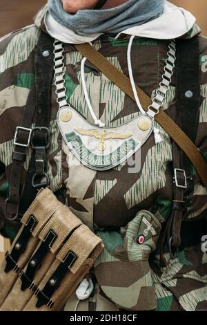 Primo piano Re-enactor vestito da tedesco Wehrmacht Soldier Feldgendarm nella seconda guerra mondiale con Gorget. L'iscrizione su Gorget Field Gendarmerie Foto Stock