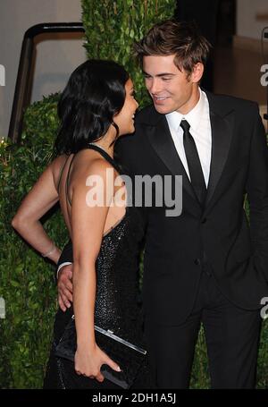 Vanessa Hudgens e Zac Efron arrivano al Vanity Fair Oscar Viewing Party 2010, presso la Sunset Tower, Los Angeles Foto Stock