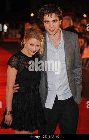 Robert Pattinson e Emilie De Ravin arrivano alla prima britannica di Remember Me, Odeon Cinema, Leicester Square, Londra. Foto Stock