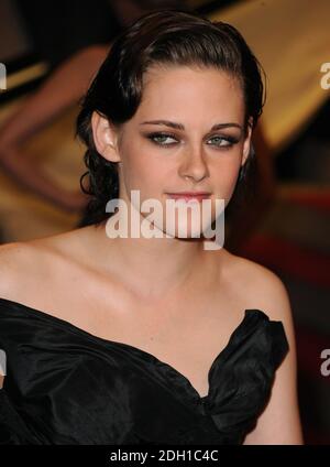 Kristen Stewart arriva al Metropolitan Museum of Art Costume Institute 2010 benefit per celebrare l'apertura delle donne americane, modellato un'identità nazionale. Tenuto al Metropolitan Museum of Art di New York. Foto Stock