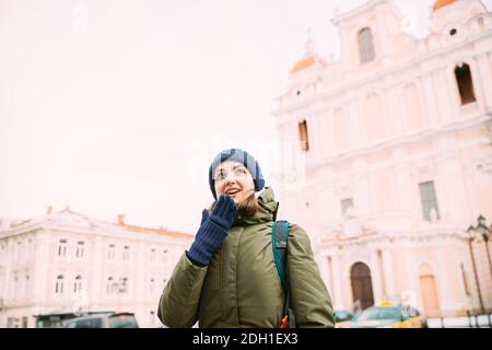 Vilnius, Lituania. Giovane bella ragazza caucasica Pretty Donna turista sorridente sullo sfondo Chiesa di San Casimiro Foto Stock