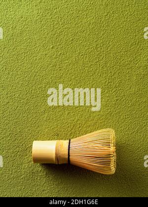 Tè verde in polvere Matcha e bambu whisk Foto Stock