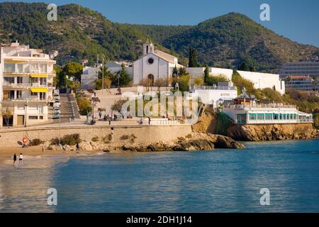 Vista dell'eremo di Sant Sebastia dalla spiaggia omonima, Sitges, Catalogna, Spagna Foto Stock