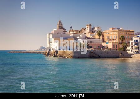 Vista desde la playa de Sant Sebastia el mirador de la plaza Vidal e Cuadras en Sitges, Cataluña, España Foto Stock